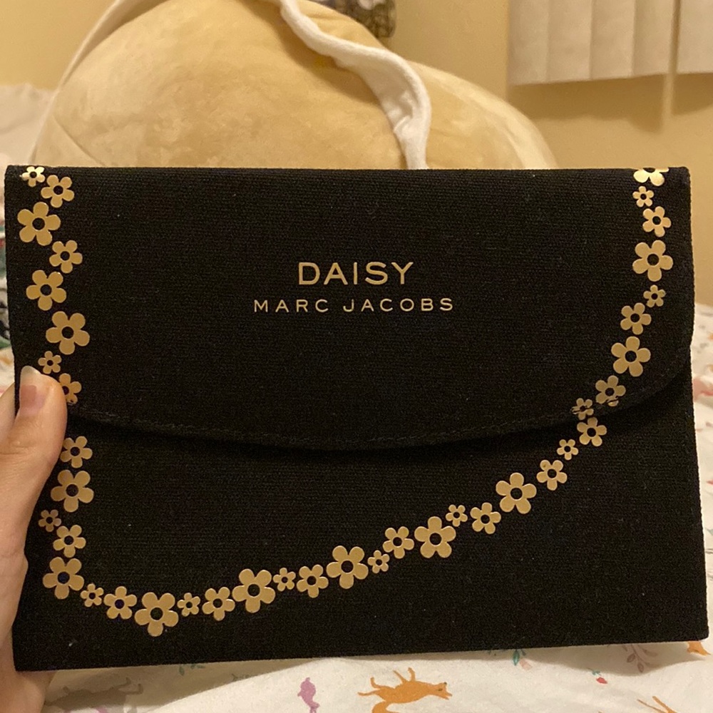 Daisy pouch